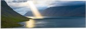 WallClassics - Vlag - Zonnestraal op Water bij Bergen - 60x20 cm Foto op Polyester Vlag