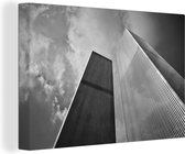 Canvas Schilderij Onderaanzicht van de torens van het World trade center in New York - zwart wit - 60x40 cm - Wanddecoratie