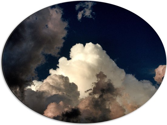 WallClassics - Dibond Ovaal - Wolken tegen Blauwe Lucht  - 56x42 cm Foto op Ovaal (Met Ophangsysteem)