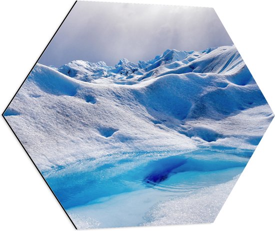 WallClassics - Dibond Hexagon - Sneeuwbergen - 70x60.9 cm Foto op Hexagon (Met Ophangsysteem)