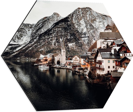 WallClassics - Dibond Hexagon - Klein Dorpje tussen Bergen bij Water - 60x52.2 cm Foto op Hexagon (Met Ophangsysteem)