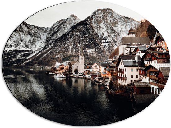 WallClassics - Dibond Ovaal - Klein Dorpje tussen Bergen bij Water - 56x42 cm Foto op Ovaal (Met Ophangsysteem)
