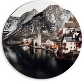 WallClassics - Dibond Muurcirkel - Klein Dorpje tussen Bergen bij Water - 40x40 cm Foto op Aluminium Muurcirkel (met ophangsysteem)