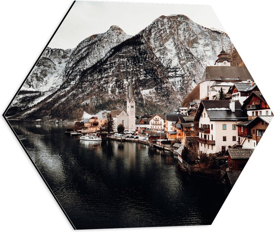WallClassics - Dibond Hexagon - Klein Dorpje tussen Bergen bij Water - 50x43.5 cm Foto op Hexagon (Met Ophangsysteem)