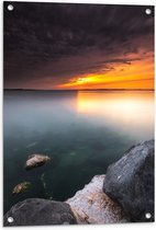 WallClassics - Tuinposter – Oranje Lucht boven Meer - 60x80 cm Foto op Tuinposter  (wanddecoratie voor buiten en binnen)