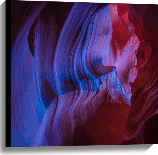 WallClassics - Canvas  - Blauw Licht tegen Woestijnrotsen - 60x60 cm Foto op Canvas Schilderij (Wanddecoratie op Canvas)
