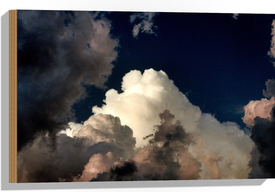 WallClassics - Hout - Wolken tegen Blauwe Lucht  - 60x40 cm - 12 mm dik - Foto op Hout (Met Ophangsysteem) - WallClassics