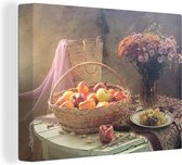 Stilleven schilderij - Bloemen - Boeket - Fruit - Appels - Druiven - Tafel - Kleed - Rieten mand - Canvas stilleven - Wanddecoratie - 80x60 cm