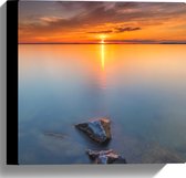 WallClassics - Canvas  - Weggaande Zon aan het Water - 30x30 cm Foto op Canvas Schilderij (Wanddecoratie op Canvas)