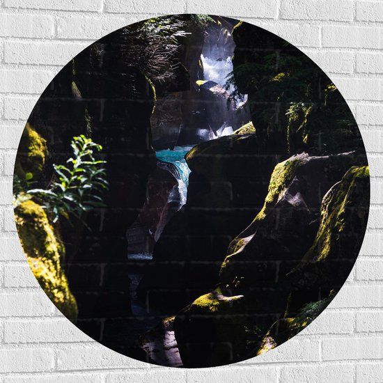 WallClassics - Muursticker Cirkel - Blauwe Waterval tussen Groene Rotsen - 100x100 cm Foto op Muursticker