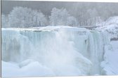 WallClassics - Dibond - Witte Winter Waterval - 90x60 cm Foto op Aluminium (Wanddecoratie van metaal)