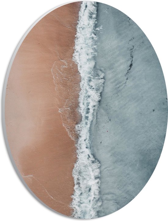 WallClassics - PVC Schuimplaat Ovaal - Bovenaanzicht Strand en Zee - 21x28 cm Foto op Ovaal  (Met Ophangsysteem)