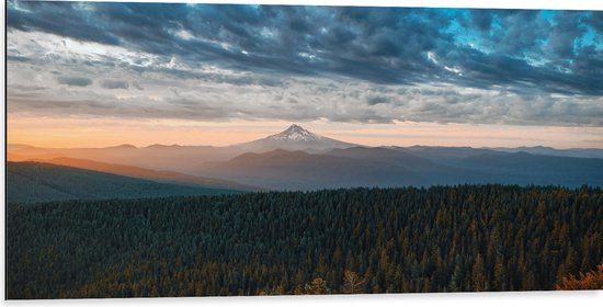 WallClassics - Dibond - Wolkenbed boven Berglandschap - 100x50 cm Foto op Aluminium (Met Ophangsysteem)