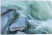 WallClassics - Acrylglas - Blauw Stromend Water langs Stenen - 60x40 cm Foto op Acrylglas (Wanddecoratie op Acrylaat)