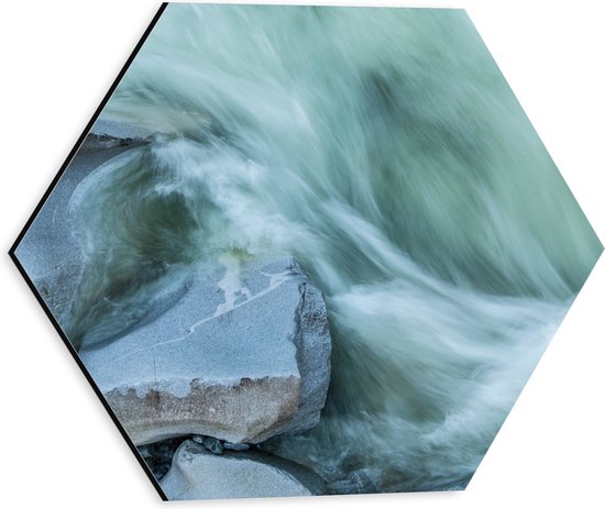 WallClassics - Dibond Hexagon - Blauw Stromend Water langs Stenen - 30x26.1 cm Foto op Hexagon (Met Ophangsysteem)