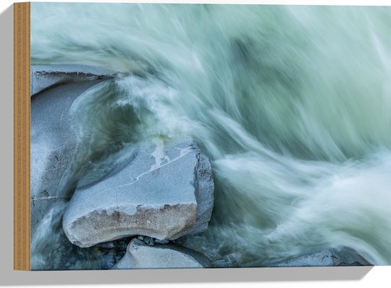 WallClassics - Hout - Blauw Stromend Water langs Stenen - 40x30 cm - 12 mm dik - Foto op Hout (Met Ophangsysteem)