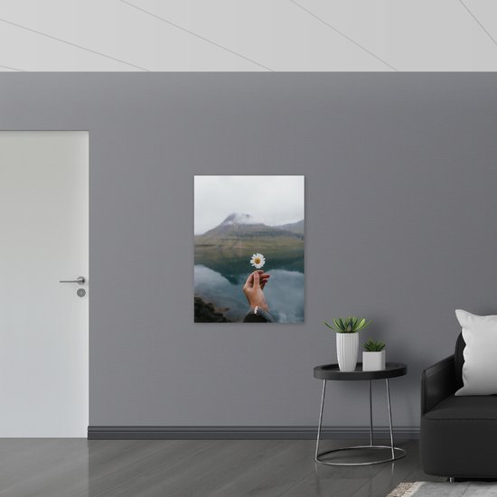 WallClassics - Acrylglas - Madeliefje tussen Berg - 75x100 cm Foto op Acrylglas (Wanddecoratie op Acrylaat)