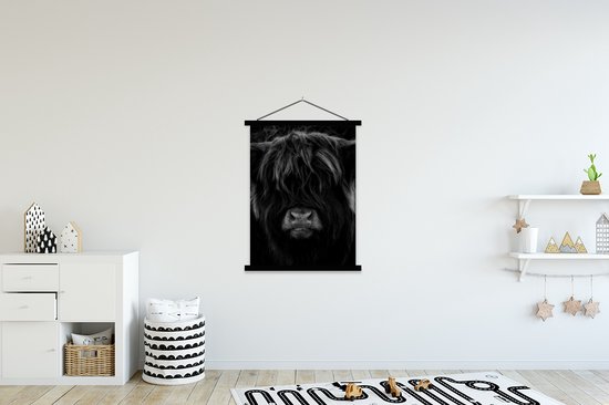 Posterhanger incl. Poster 120x160 cm - Schoolplaat - Schotse Hooglander - Koe - Portret - Dieren - Zwart - Wit - Textielposter - Zwarte latten