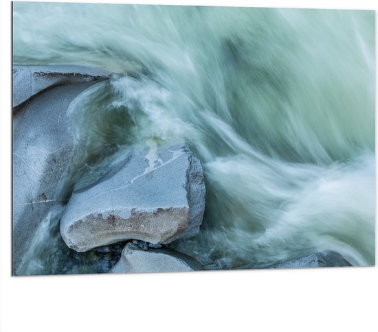 WallClassics - Dibond - Blauw Stromend Water langs Stenen - 100x75 cm Foto op Aluminium (Wanddecoratie van metaal)