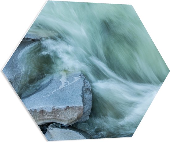 WallClassics - PVC Schuimplaat Hexagon  - Blauw Stromend Water langs Stenen - 70x60.9 cm Foto op Hexagon (Met Ophangsysteem)