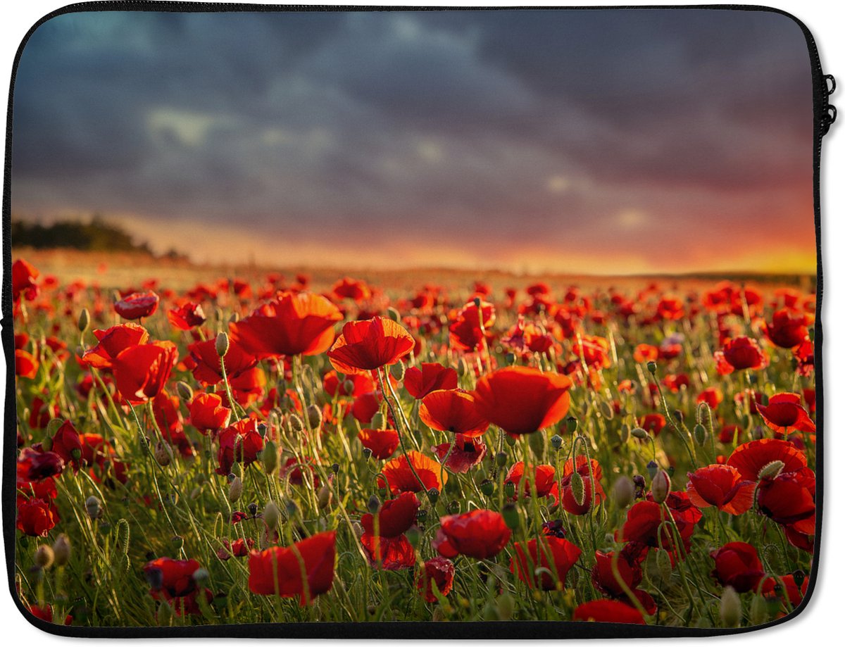 Laptophoes 15.6 inch - Zonsondergang - Klaprozen - Rood - Bloemen - Veld - Natuur - Laptop sleeve - Binnenmaat 37x26 cm - Zwarte achterkant