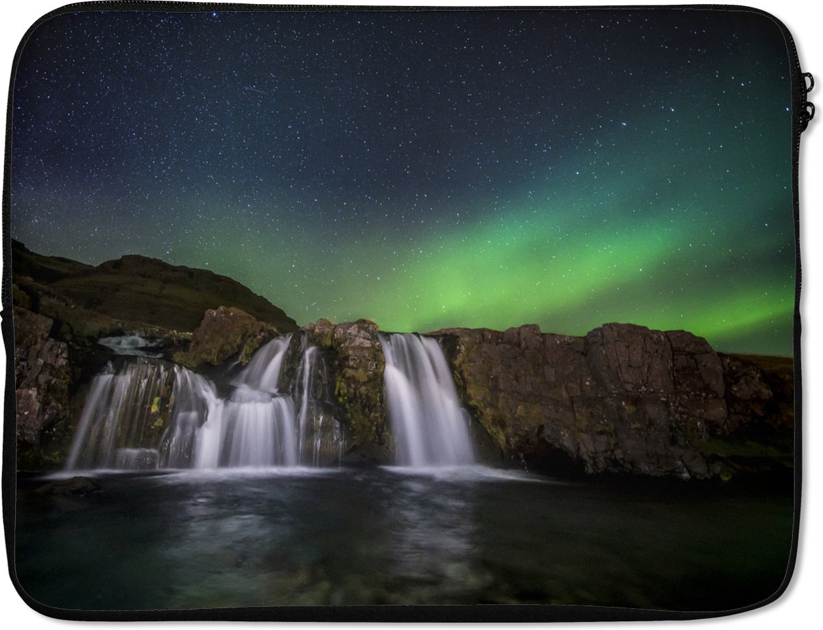 Laptophoes 15.6 inch - Noorderlicht - Waterval - IJsland - Natuur - Laptop sleeve - Binnenmaat 37x26 cm - Zwarte achterkant