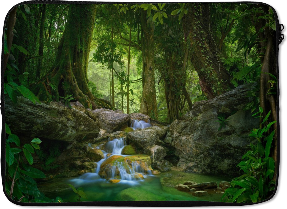 Laptophoes 13 inch - Jungle - Stenen - Water - Natuur - Planten - Laptop sleeve - Binnenmaat 32x22,5 cm - Zwarte achterkant