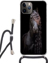 Hoesje met koord Geschikt voor iPhone 11 Pro Max - Paarden - Fries - Manen - Zwart - Dieren - Siliconen - Crossbody - Backcover met Koord - Telefoonhoesje met koord - Hoesje met touw