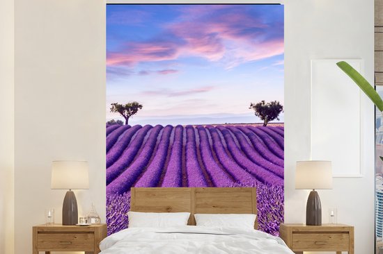 Behang - Fotobehang Lavendel - Natuur - Paars - Bomen - Bloemen - Breedte 160 cm x hoogte 240 cm