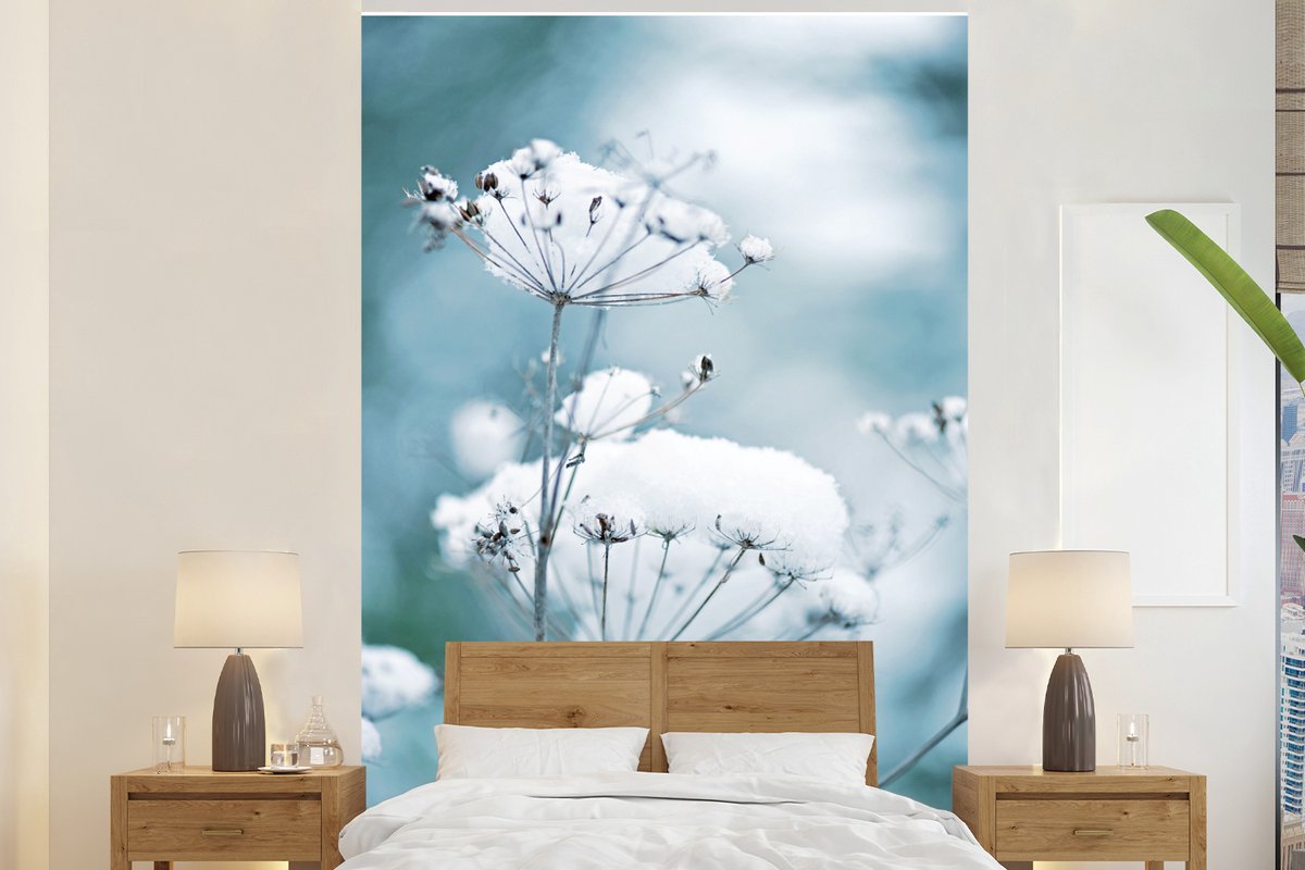 Behang - Fotobehang Sneeuw - Bloemen - Winter - Seizoenen - Takken - Breedte 225 cm x hoogte 350 cm