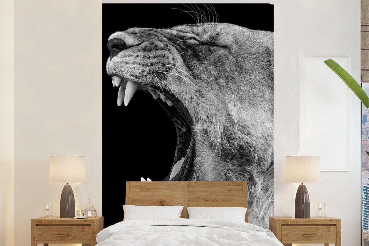 Behang - Fotobehang Dieren - Leeuw - Zwart - Wit - Portret - Breedte 160 cm x hoogte 240 cm