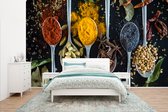 Behang - Fotobehang Kruiden - Lepel - Specerijen - Zwart - Keuken - Breedte 435 cm x hoogte 260 cm