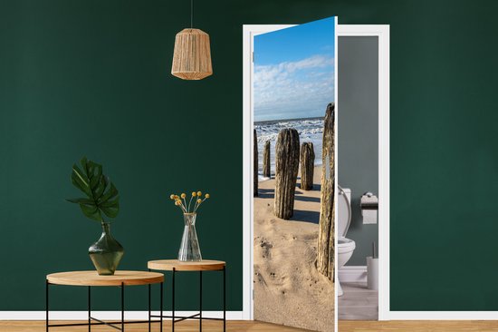 Deurposter 90x205 cm - Deursticker Zand - Strand - Paal - Water - Zomer - Meubelfolie zelfklevend - Deurfolie woonkamer - Interieurfolie fotobehang - Deur plakfolie - Deurstickers - Deurbehang sticker - Kamer decoratie