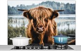 KitchenYeah - Spatscherm keuken - Schotse hooglander - Dieren - Koe - Natuur - Water - Muurbeschermer - 120x80 cm - Spatwand - Keuken decoratie - Achterwand - Spatscherm dieren