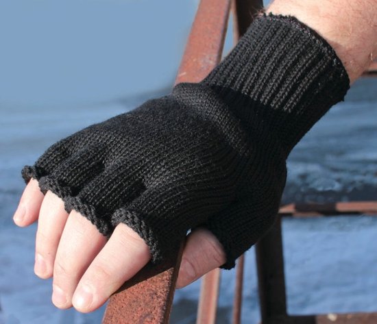 Close-up van een man's hand in een zwarte gebreide vingerloze handschoen.