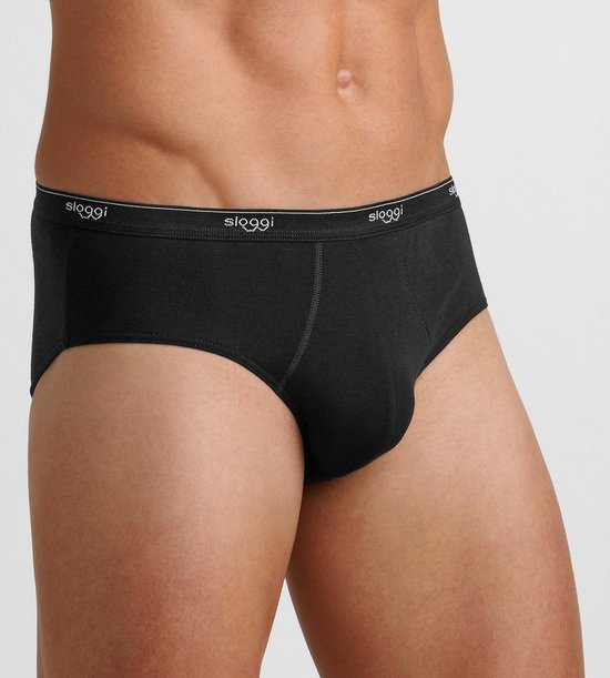 Zwarte Sloggi midi slip gedragen door een man, met merklogo op de elastische tailleband.