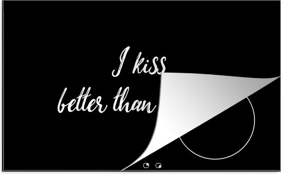 Zwarte inductiebeschermer met tekst "I kiss better than I cook", met een opgetrokken hoek die een kookplaat toont.