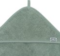 Detail van een groene badcape met capuchon, met Jollein logo.