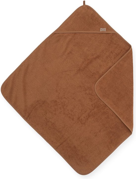 Een bruine badcape met capuchon, gevouwen in een ruitvorm. Het merk 'Jollein' is zichtbaar.