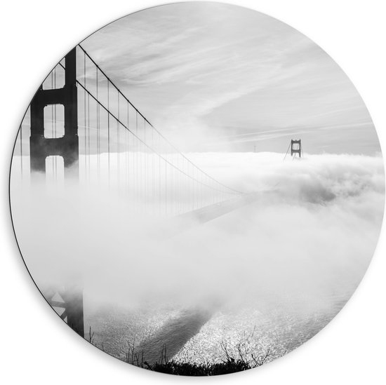 WallClassics - Dibond Muurcirkel - Hevige Mist bij Grote Brug - Zwart / Wit - 80x80 cm Foto op Aluminium Muurcirkel (met ophangsysteem)