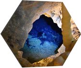 WallClassics - Dibond Hexagon - Grot met Blauw Water - 60x52.2 cm Foto op Hexagon (Met Ophangsysteem)