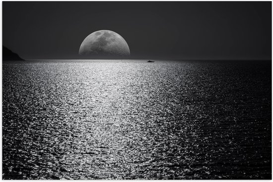 WallClassics - Poster Glanzend – Maan aan de Horizon bij de Zee Zwart / Wit - 105x70 cm Foto op Posterpapier met Glanzende Afwerking