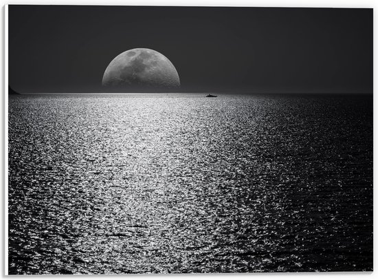WallClassics - PVC Schuimplaat- Maan aan de Horizon bij de Zee Zwart / Wit - 40x30 cm Foto op PVC Schuimplaat