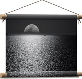 WallClassics - Textielposter - Maan aan de Horizon bij de Zee Zwart / Wit - 40x30 cm Foto op Textiel