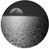 WallClassics - Dibond Muurcirkel - Maan aan de Horizon bij de Zee Zwart / Wit - 60x60 cm Foto op Aluminium Muurcirkel (met ophangsysteem)