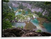 WallClassics - Canvas  - Bovenaanzicht van Brug langs Plitvicemeren - 100x75 cm Foto op Canvas Schilderij (Wanddecoratie op Canvas)