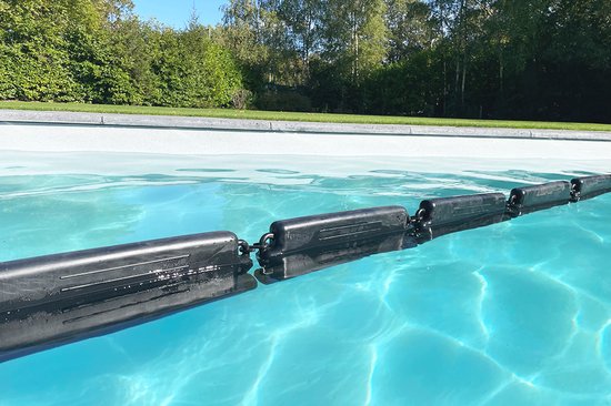 Les flotteurs de piscine : empêchez l'eau de geler pour un hivernage réussi  !