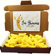 Brievenbus cadeau Bananas met GRATIS wenskaart - Gek op jou- Snoepbanaantjes - cadeau per post - Bananas over you