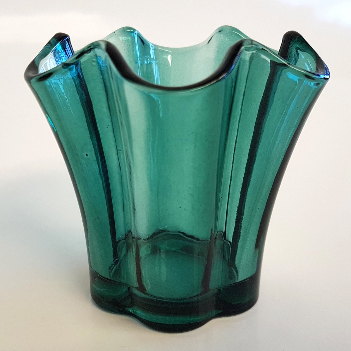 Windlicht / theelichthouder / waxinelichtjeshouder gegolfd - Donker groen / transparant - 9 x 9 x 9 cm hoog.