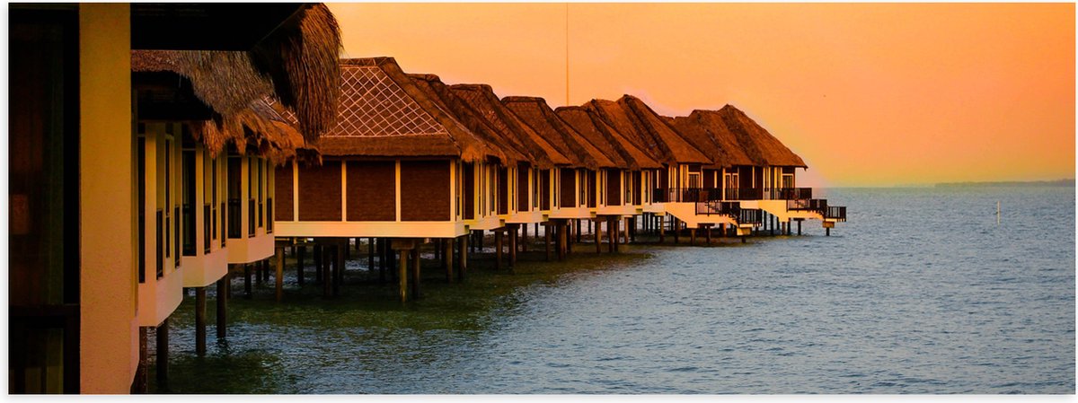 Poster (Mat) - Huisjes op Palen in de Zee - 90x30 cm Foto op Posterpapier met een Matte lo
